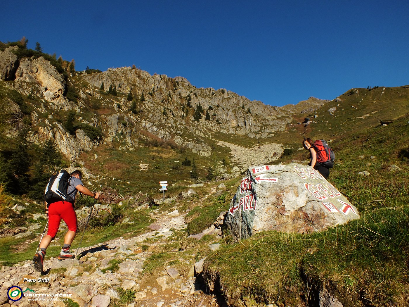 06 Dalla conca al Passo di Mezzeno per i Laghi Gemelli sul sentiero 215.JPG